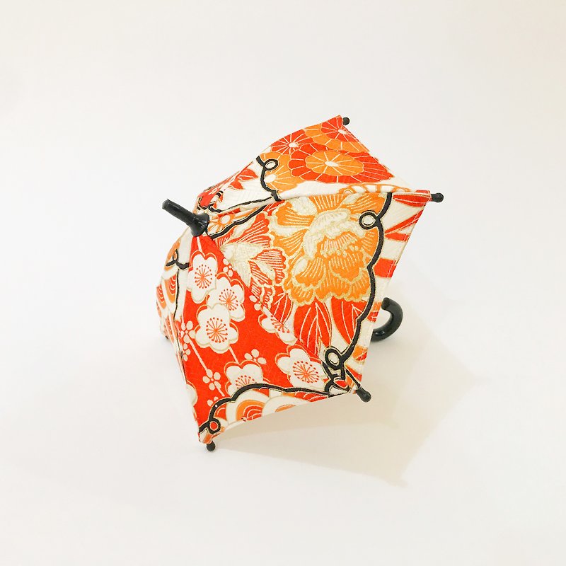 Kimono umbrella objet created by upcycling Japanese Vintage Silk Kimono #05 - Items for Display - Silk Red