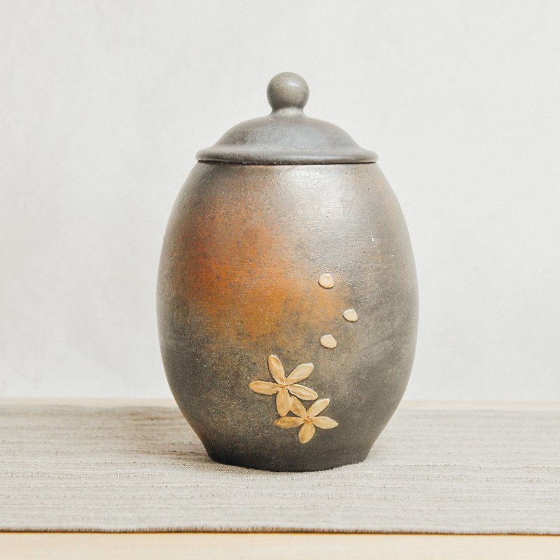 手作り陶器の薪。桐の花優雅な茶筒 - 急須・ティーカップ - 陶器 ブラウン