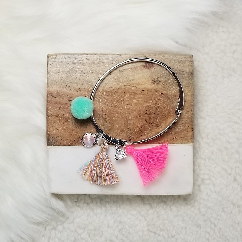 Little pom pom with fringe and metal pendant silver bracelet (Rainbow/Pink) - สร้อยข้อมือ - ทองแดงทองเหลือง สีเงิน