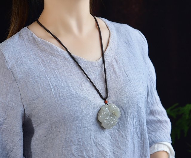 非常に繊細で美しい、和田玉の蓮根色親子貔貅ペンダント。吉祥と幸運を