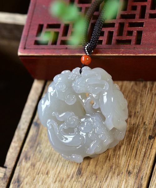 非常に繊細で美しい、和田玉の蓮根色親子貔貅ペンダント。吉祥と幸運を