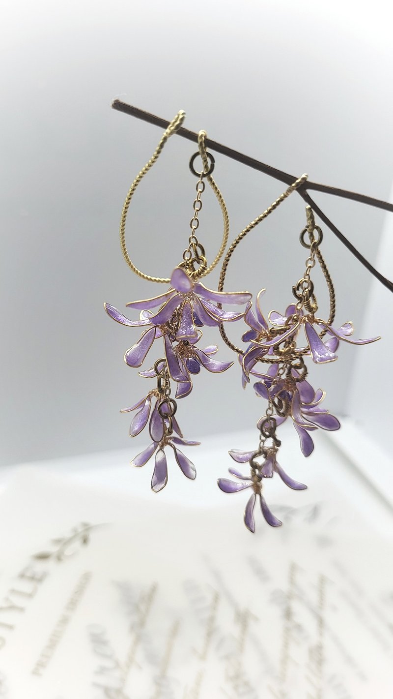 [NiouJiou Handmade Jewelry] Put on the queen's wreath tin leaf vine crystal flower ear cuffs - ต่างหู - เรซิน สีม่วง