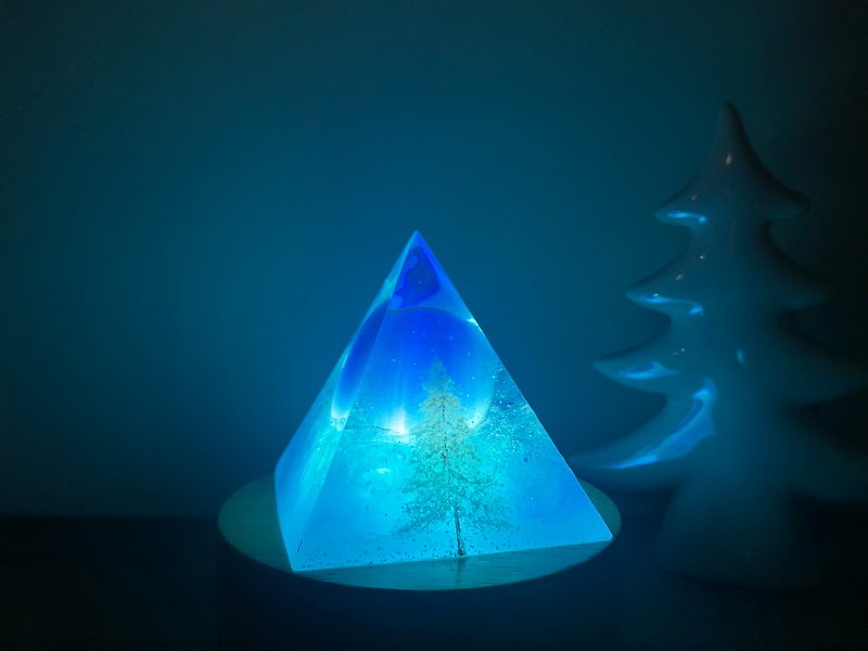 貓眼石小夜燈 手繪聖誕樹金字塔 氣氛燈 療癒小桌燈 實用生日禮物 - 擺飾/家飾品 - 水晶 藍色