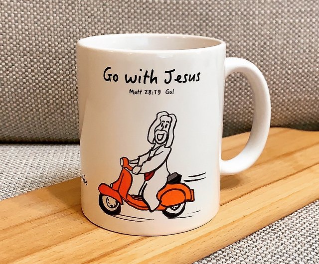 Go With Jesus マグカップ 手描きイラスト風 オリジナルq版 コーヒーカップ ショップ ソフィー アート マグカップ Pinkoi