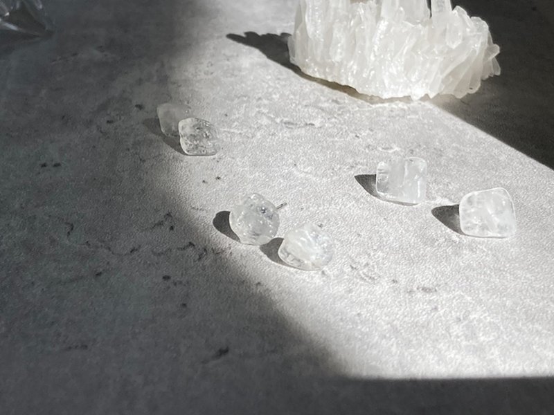 【天然白水晶。原石耳環】304鈦鋼耳針|隨形天然石、原礦水晶 - 耳環/耳夾/耳骨夾 - 其他材質 白色