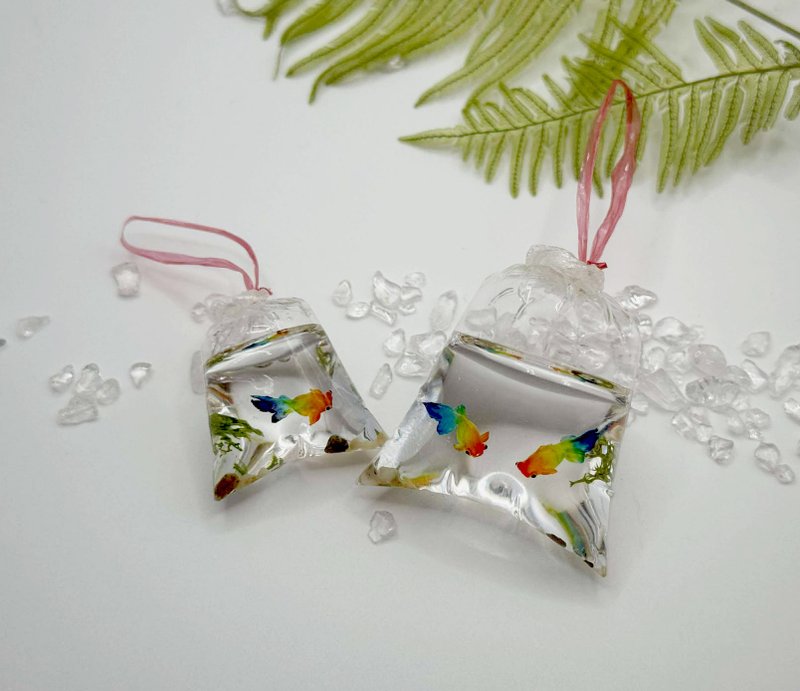 手工黏土 迷你 微縮 金魚袋 彩虹金魚 金魚 療癒擺飾 - 擺飾/家飾品 - 其他材質 多色