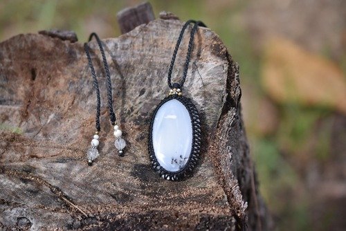 【珍しい輝き】ブラックオパールのマクラメネックレス 珍しい輝き】ブラックオパールのマクラメネックレス 珍しい輝き