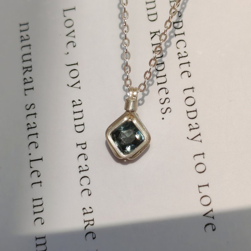 小粒ミャンマースピネル鎖骨ネックレス ファセットカット ブルーグレー天然石 純銀ネックレス - ネックレス - 半貴石 