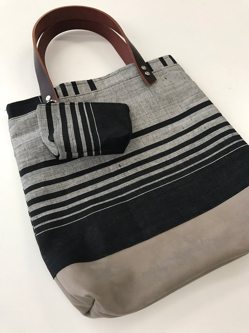 Natural dye handwoven fabric tote bag  (Black and grey) - กระเป๋าแมสเซนเจอร์ - ผ้าฝ้าย/ผ้าลินิน สีดำ