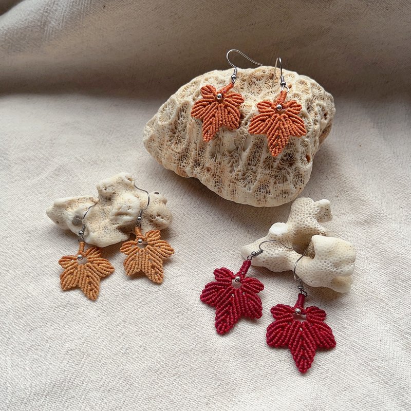 Autumn Maple Leaf Earrings - ต่างหู - วัสดุอื่นๆ สีแดง