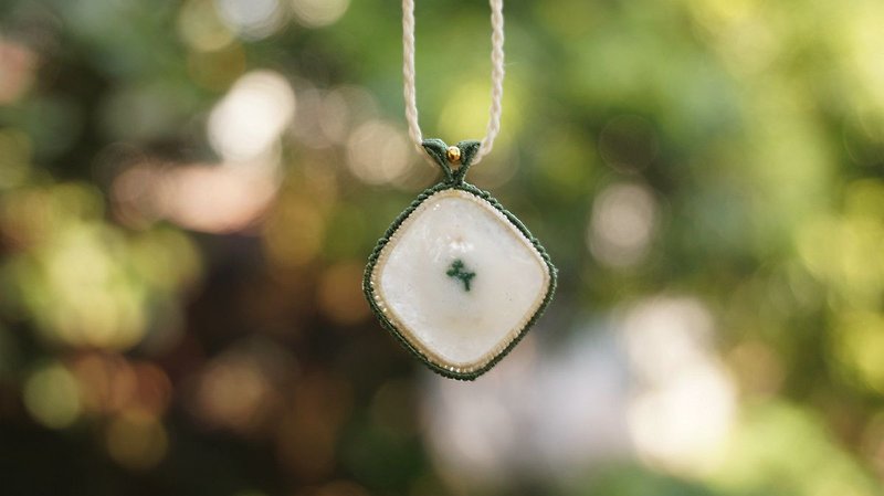 | MC | Natural Sun Crystal Pendant Necklace Handmade Extra Fine Wax Weave Customizable - สร้อยคอ - วัสดุอื่นๆ 