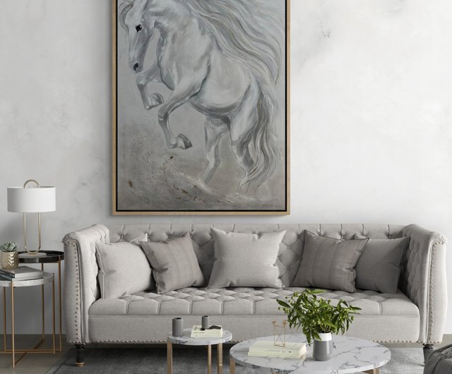 油彩白いキャンバスのある部屋