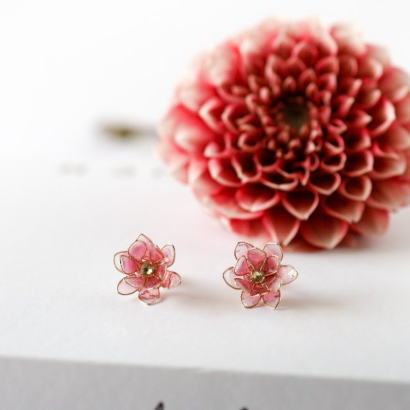 Small Dahlia Earrings/ Clip-On September Birth Month Flower lover - Earrings & Clip-ons - Resin Red