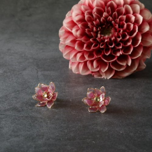 小さなダリアのピアス/イヤリング 9月誕生月花 - ショップ