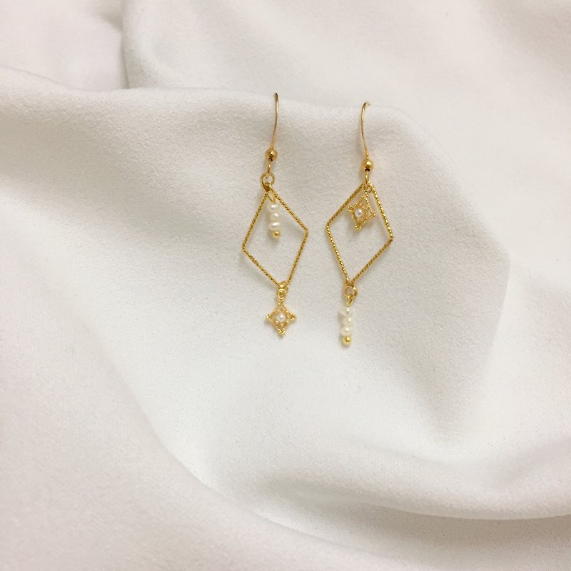 Seesaw - Asymmetrical Pearl Diamond Hook Earrings - ต่างหู - ไข่มุก สีทอง