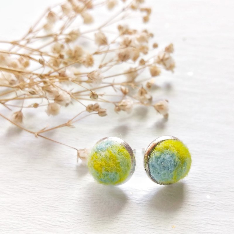 Ocean Dance 12mm hand-made wool felt earrings can be changed to Clip-On - ต่างหู - ขนแกะ สีน้ำเงิน