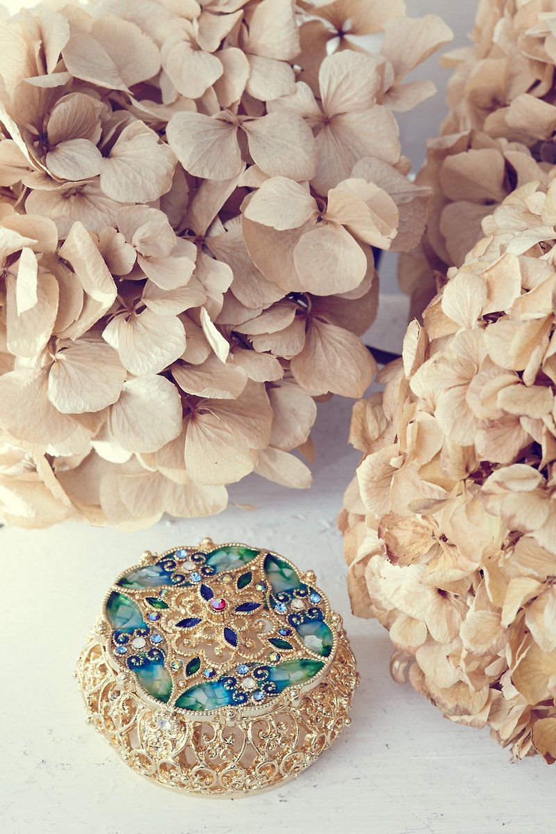 Neve Jewelry Blue Shell-Flower Jewelry Box (Teal/Gold) - ของวางตกแต่ง - โลหะ หลากหลายสี