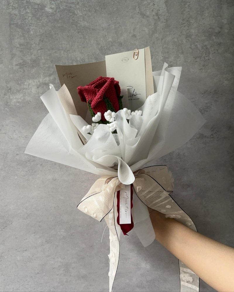 Rose gypsophila bouquet-off-white packaging-hand-knitted flowers - ช่อดอกไม้แห้ง - ผ้าฝ้าย/ผ้าลินิน สีแดง