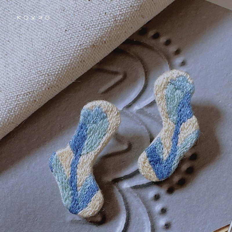 Tulip Fever・Hand Embroidered Earrings・Blue - ต่างหู - งานปัก สีน้ำเงิน