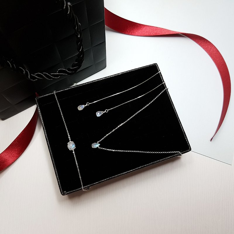 Lanyun Moonstone Sterling Silver Set ~ 1 necklace + 1 bracelet + 1 pair of earrings for free [Christmas gift box] - สร้อยข้อมือ - เครื่องเพชรพลอย ขาว