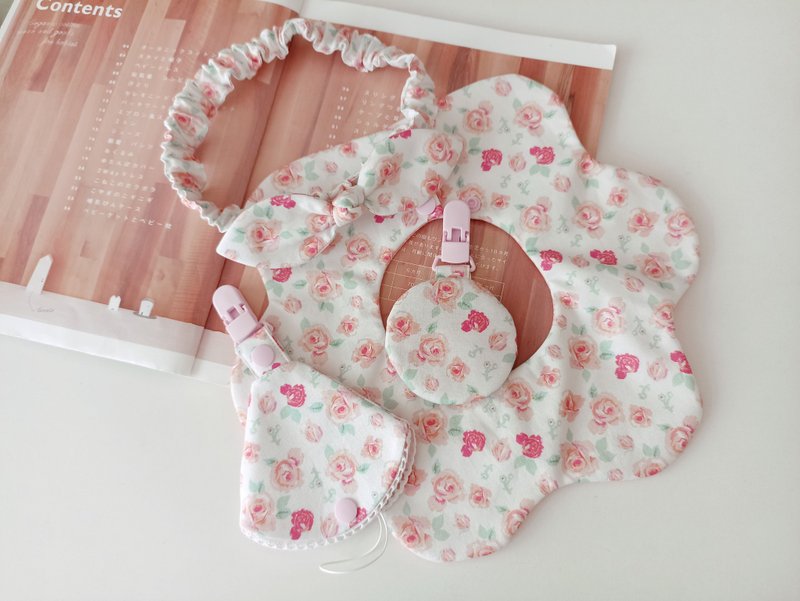 [Shipment within 5 days] Full-month gift box, rose baby bib, baby headband, amulet bag - Baby Gift Sets - Cotton & Hemp Pink