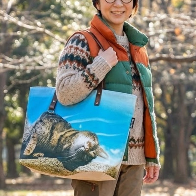 กระเป๋าโท้ทผ้าแคนวาสขนาดใหญ่ลายภาพถ่ายแมวใต้ท้องฟ้าสีคราม【ผลิตในญี่ปุ่น】 - กระเป๋าถือ - ผ้าฝ้าย/ผ้าลินิน สีน้ำเงิน