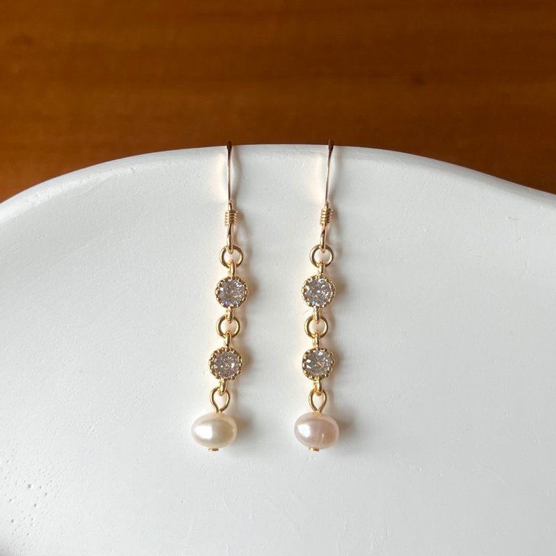 14K包金 經典小白鑽天然橢圓珍珠耳環 耳夾 14KGF - 耳環/耳夾/耳骨夾 - 珍珠 白色