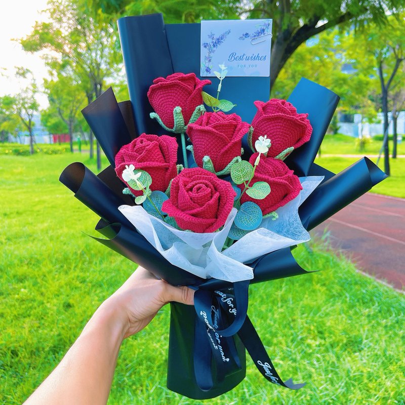 Crochet 6 Burgundy Roses Floral Bouquet - Classic Handcrafted Black & Red - ช่อดอกไม้แห้ง - ผ้าฝ้าย/ผ้าลินิน สีดำ