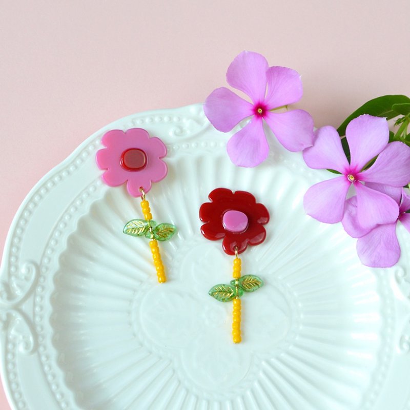 子供のような花のイヤリング、夏の花のように新鮮で新鮮な、非対称のイヤリングのイヤリングクリップ - ピアス・イヤリング - レジン レッド