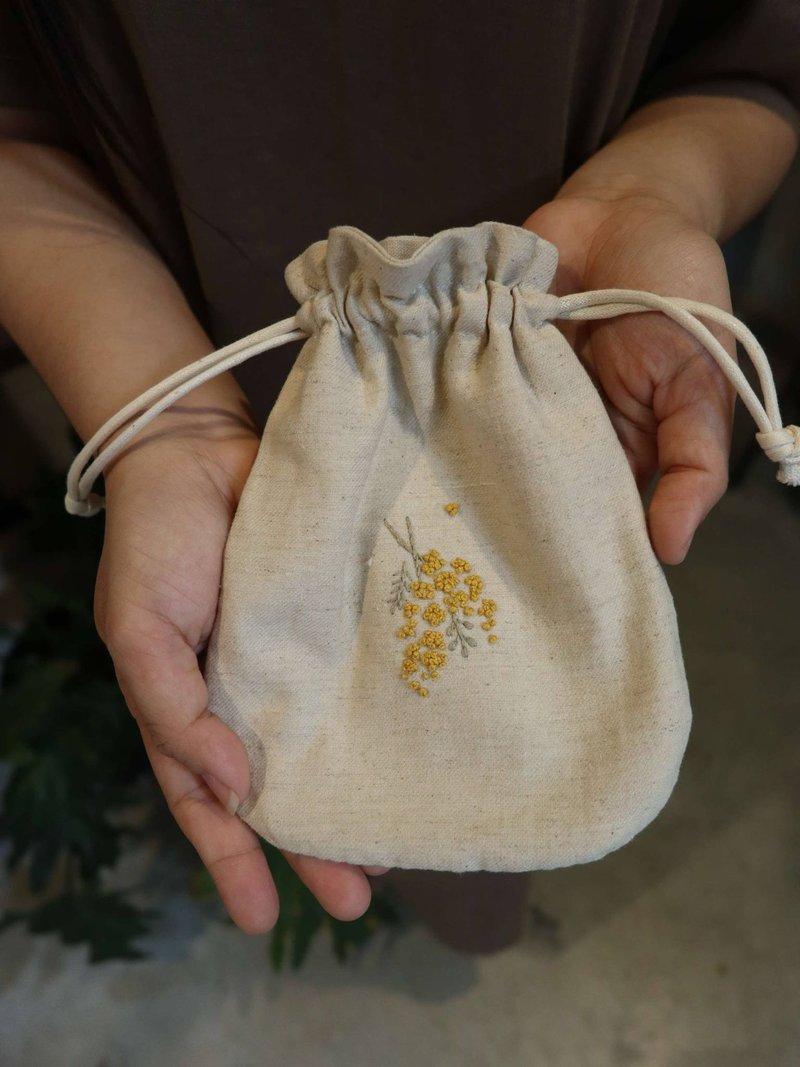 Mimosa金合歡手刺繡束口袋/收納袋 - 束口袋/束口背包/水桶包 - 棉．麻 綠色