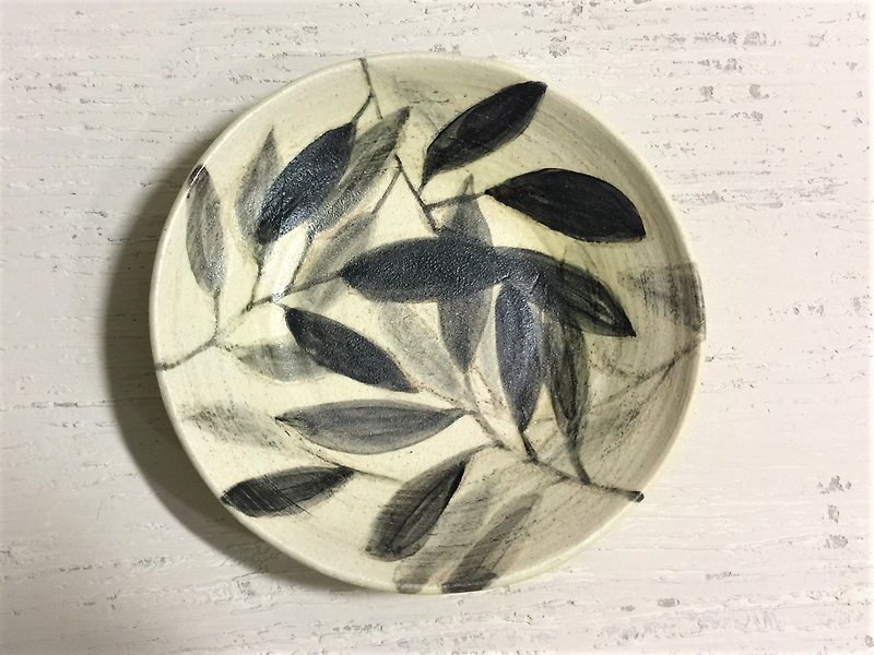 インクと葉の影-浅いplate_potteryプレート - 皿・プレート - 陶器 ホワイト