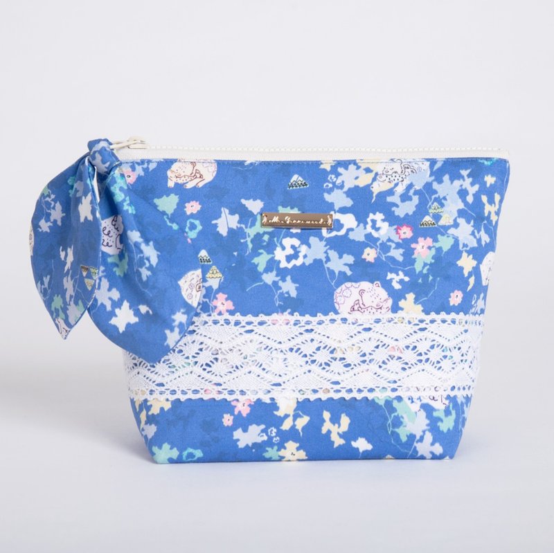 【城市印花-北海道】啾啾蕾絲手作化妝包 阿寒湖 熊 花柄 碎花 - 化妝包/收納袋 - 棉．麻 藍色