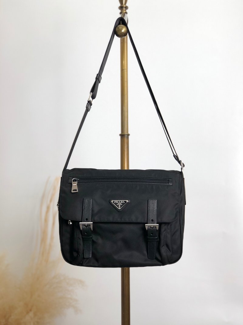 【 日本直送　名牌中古包 】PRADA プラダ ショルダーバッグ ブラック ナイロン フロントバックル メッセンジャー vintage オールド b2kema - 側背包/斜背包 - 尼龍 黑色