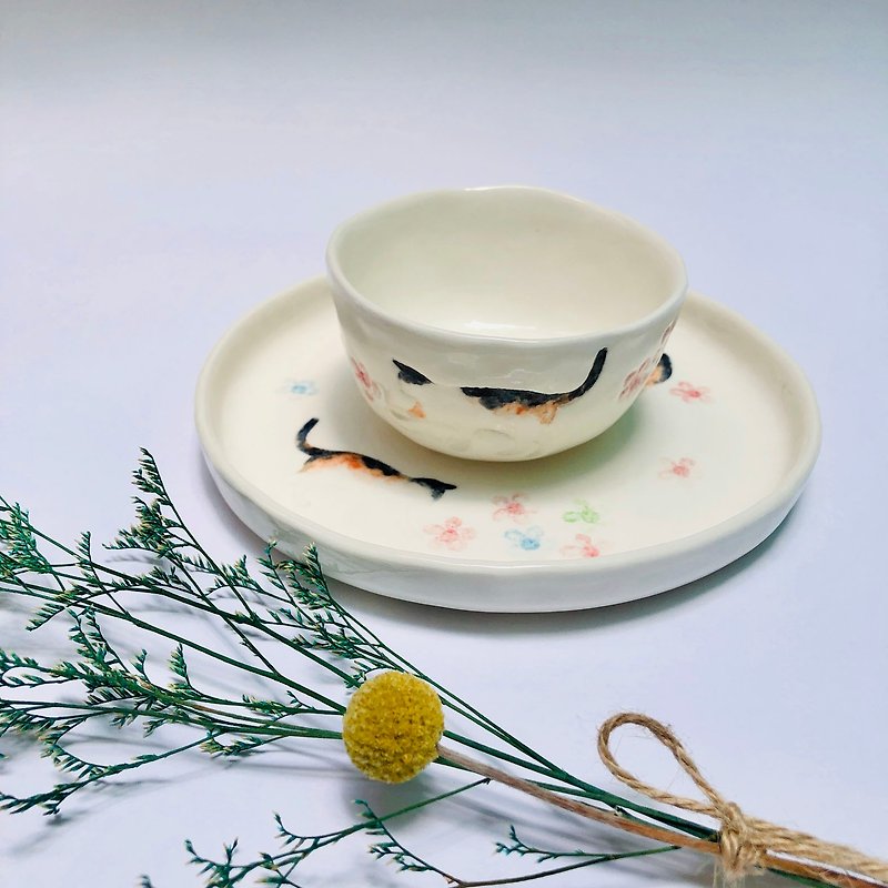 Cats and flowers / hand-made ceramic cup and saucer set - Teapots & Teacups - Porcelain Multicolor