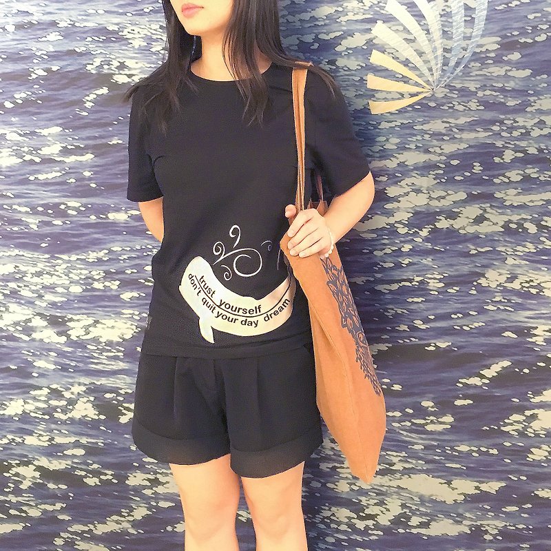 鯨魚銀色印花Tee - 中性衛衣/T 恤 - 棉．麻 白色