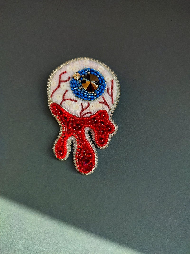 殭屍血眼刺繡胸針  血絲眼球別針  自然眼妝  萬聖節恐怖串珠胸針 - 胸針 - 玻璃 紅色