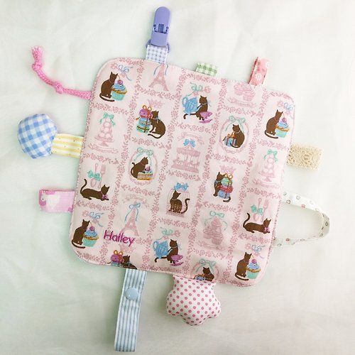 QQ rabbit 手工嬰幼兒精品 彌月禮盒 免費繡名字。甜點貓咪-2色可選。棉花球X棉布標籤響紙安撫巾