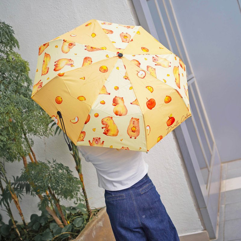 【水豚寶寶愛吃水果】水彩插畫 折疊雨傘 摺傘 雨季必備 卡皮巴拉 - 雨傘/雨衣 - 防水材質 橘色