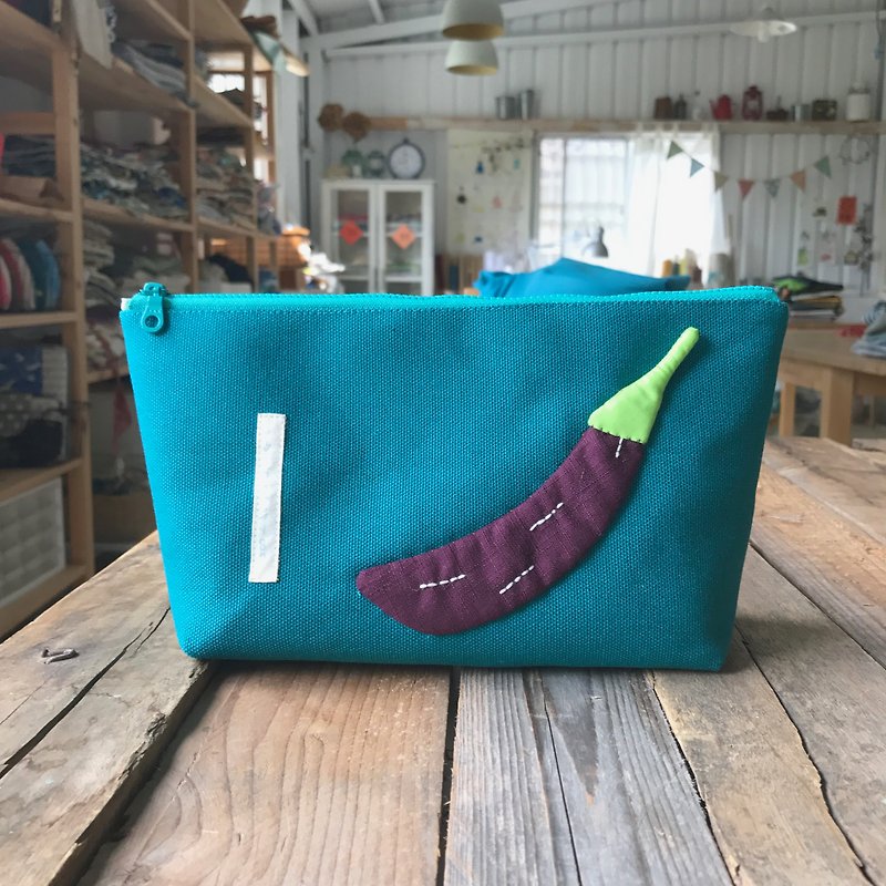 茄子拉鍊收納包/藍綠底 - 化妝袋/收納袋 - 棉．麻 紫色