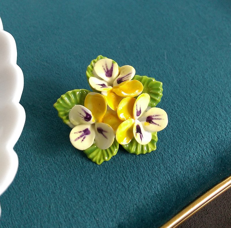 British handmade bone china three-dimensional pansy brooch. Western antique jewelry - Brooches - Other Metals Gold