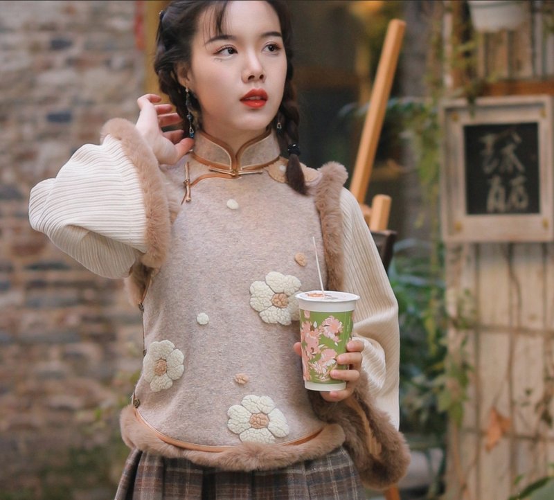 [Hazelnut Latte] Retro style of the Republic of China with small fur flowers and large sleeves , faux two piece cheongsam top - Women's Tops - Other Materials Brown