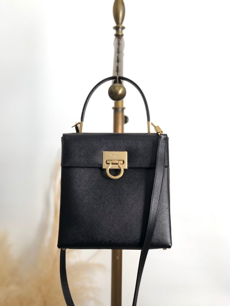 【 日本直送　名牌中古包 】Salvatore Ferragamo ハンドバッグ ブラック ガンチーニ レザー 型押し 2way vintage zaxbv3 - 手提包/手提袋 - 真皮 黑色