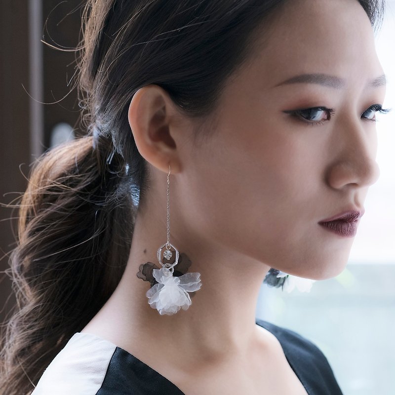 Chloé | Elegant Dangle Sterling Silver Crystal Floral Earrings - Fabric flower - ต่างหู - วัสดุอื่นๆ สีดำ
