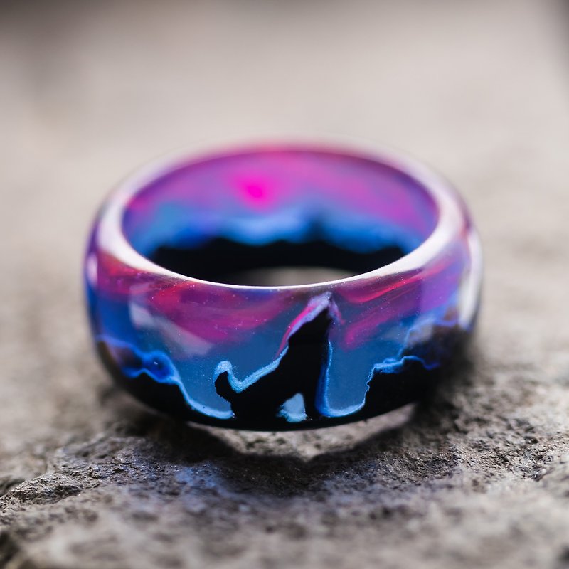 Animal ring for women jewelry wood resin ring Black Wolf Engagement wood rings - แหวนทั่วไป - เรซิน สีน้ำเงิน