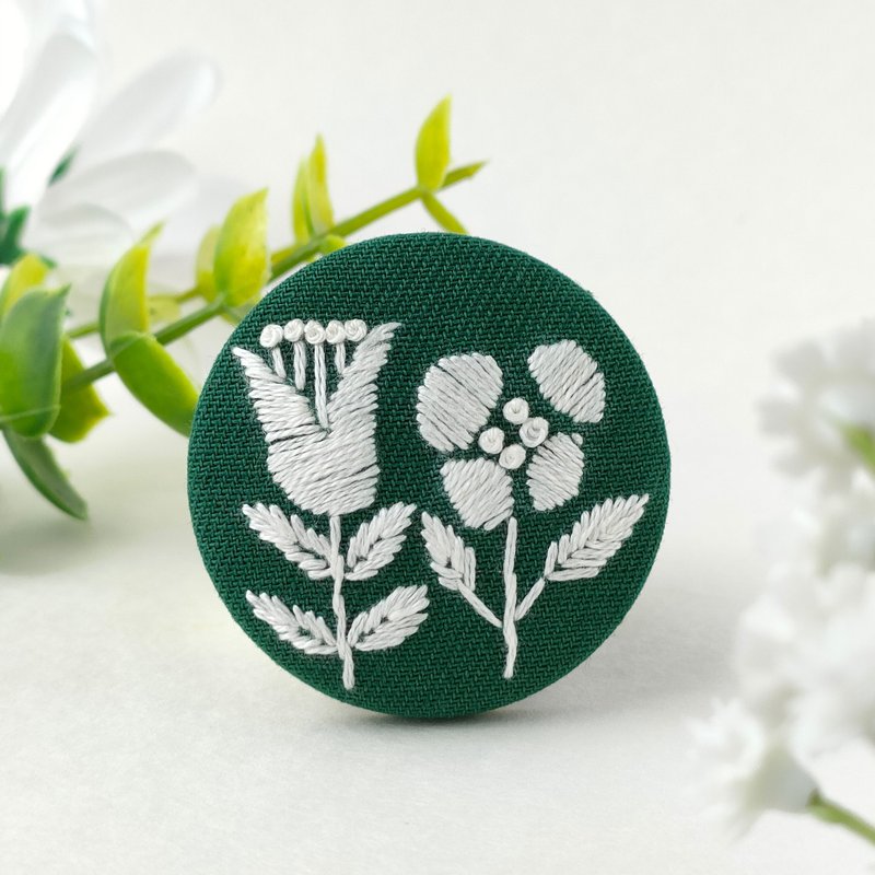 Botanical Embroidery Brooch - เข็มกลัด - ผ้าฝ้าย/ผ้าลินิน ขาว