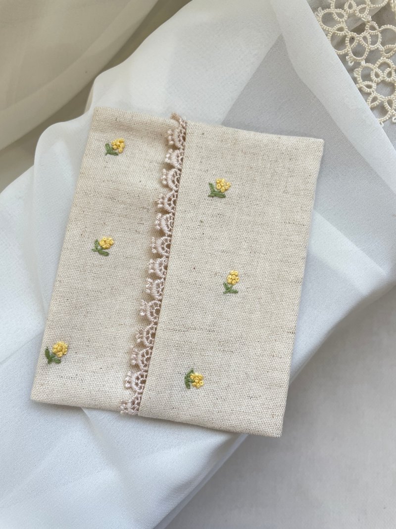 【芳小姐手作】刺繡小物 隨身面紙收納包 謝師禮物 禮物 畢 - 其他 - 棉．麻 黃色