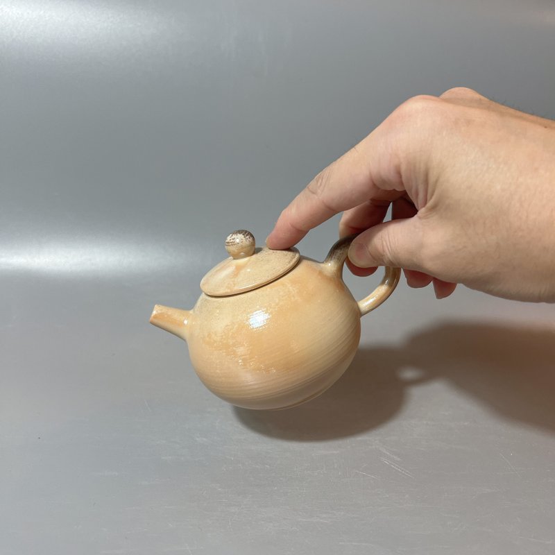 柴燒瓷土黃金正把茶壺  / 小平凡手作 - 茶壺/茶杯/茶具 - 陶 