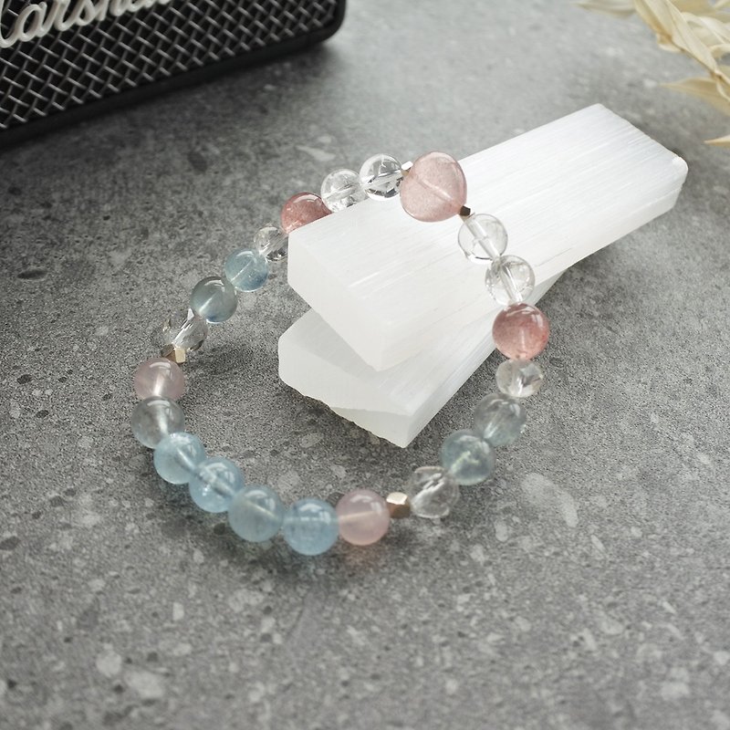 Heart of the Blue Ocean:: Aquamarine + Strawberry Crystal Love Bracelet - สร้อยข้อมือ - คริสตัล สีน้ำเงิน