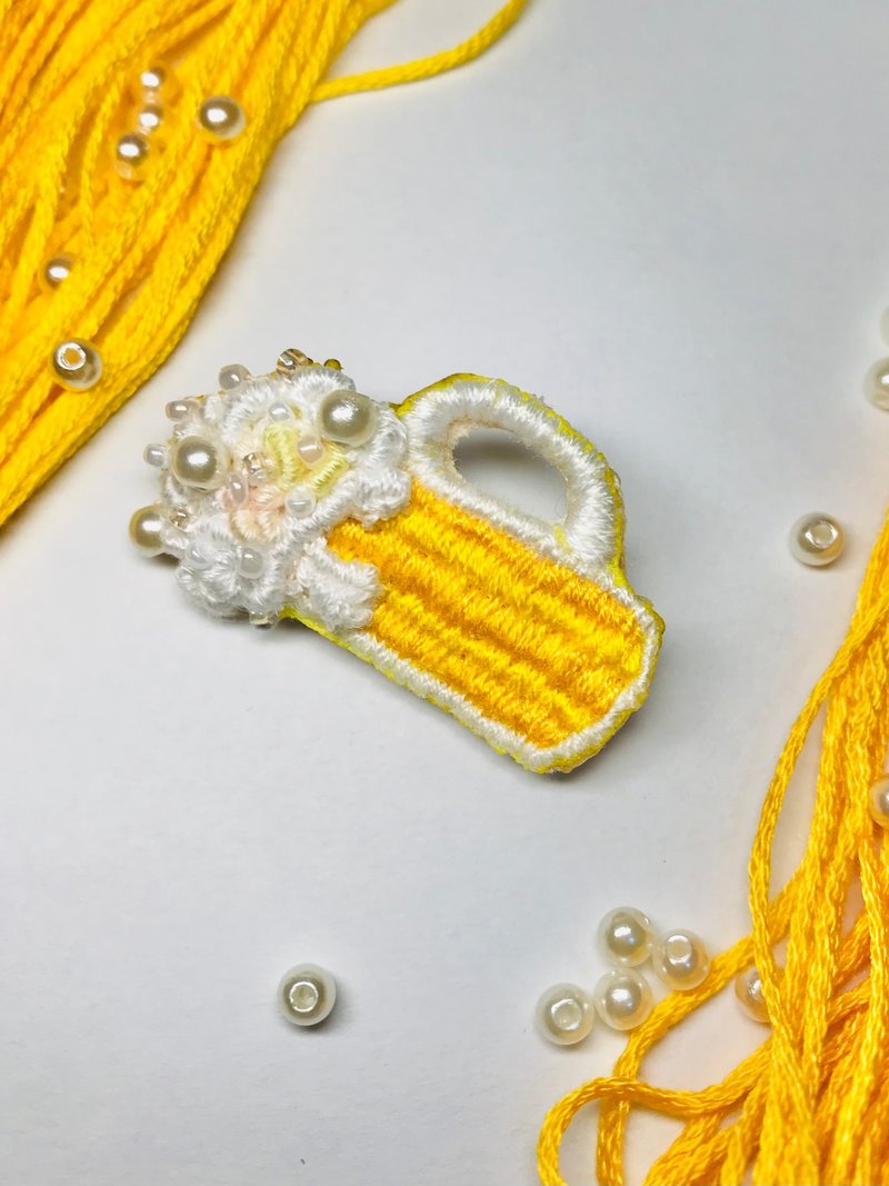 【微睡みのひととき】手刺繍のクリーミー泡ビールブローチB型 / 記念日 誕生日 / ハンドメイドギフト - ピンバッジ・ピンズ - 刺しゅう糸 イエロー