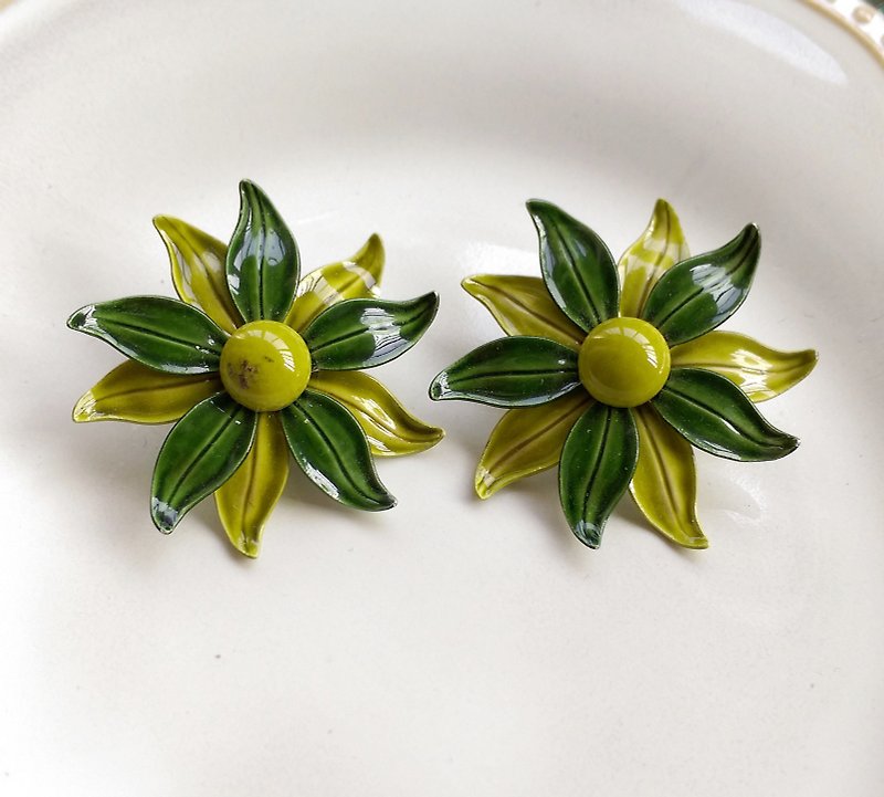 [Western antique jewelry / old age] 1970's edelweiss double green layer clip earrings - Earrings & Clip-ons - Other Metals Green